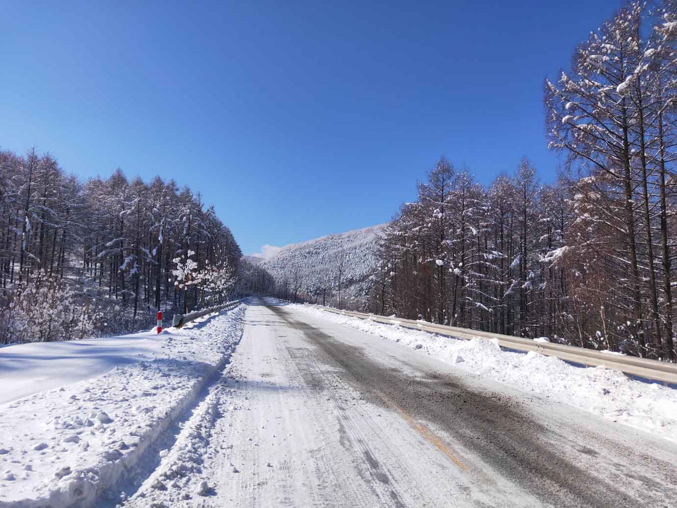 大雪过后，日照雪山风景